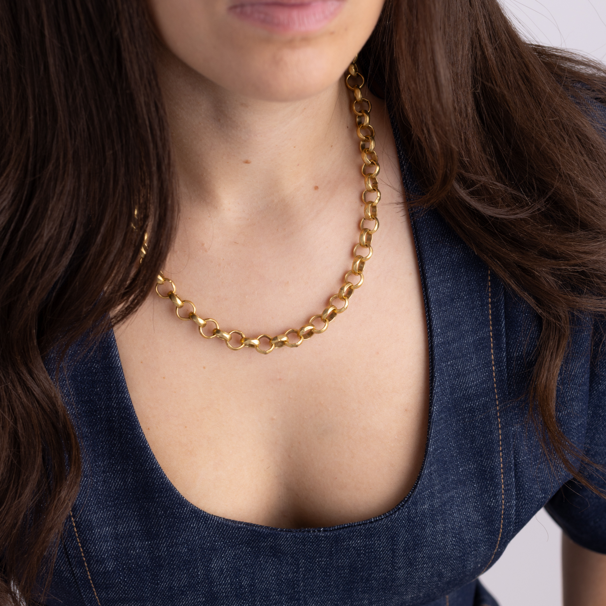Model wearing Lanamara Artisan hammered gold rolo chain necklace